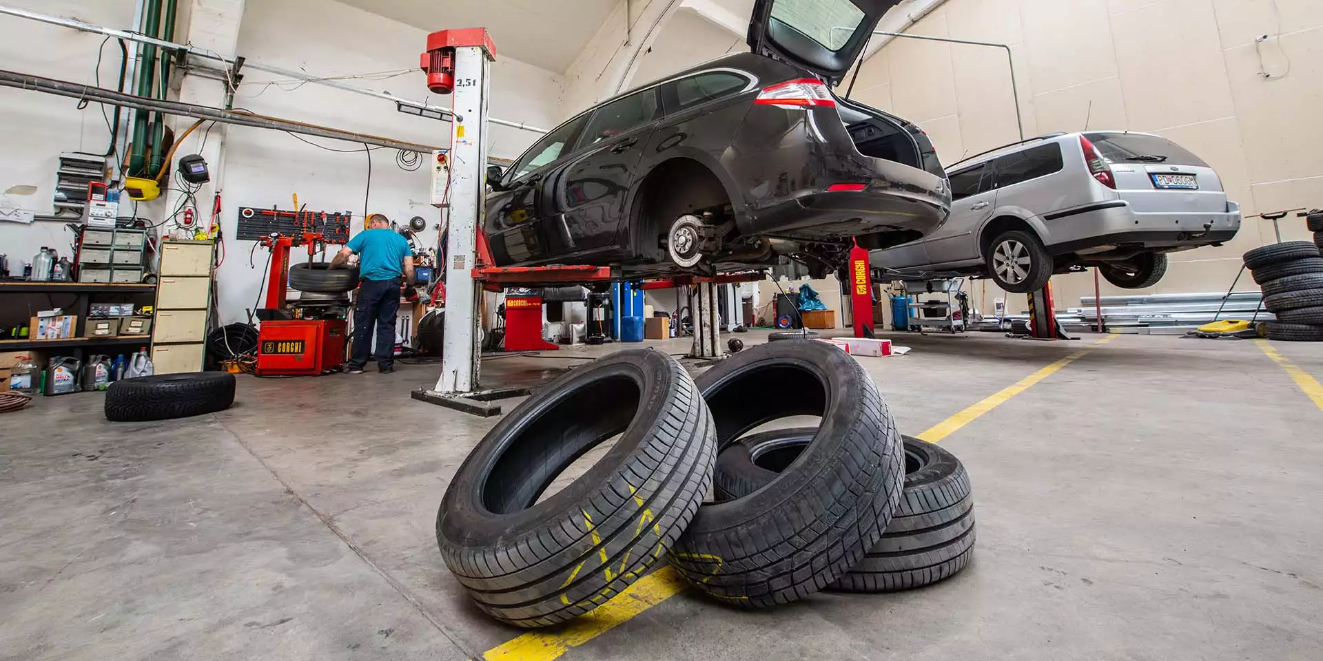 Dielňa autoservisu AUTOGARNET s autami na zdvihákoch