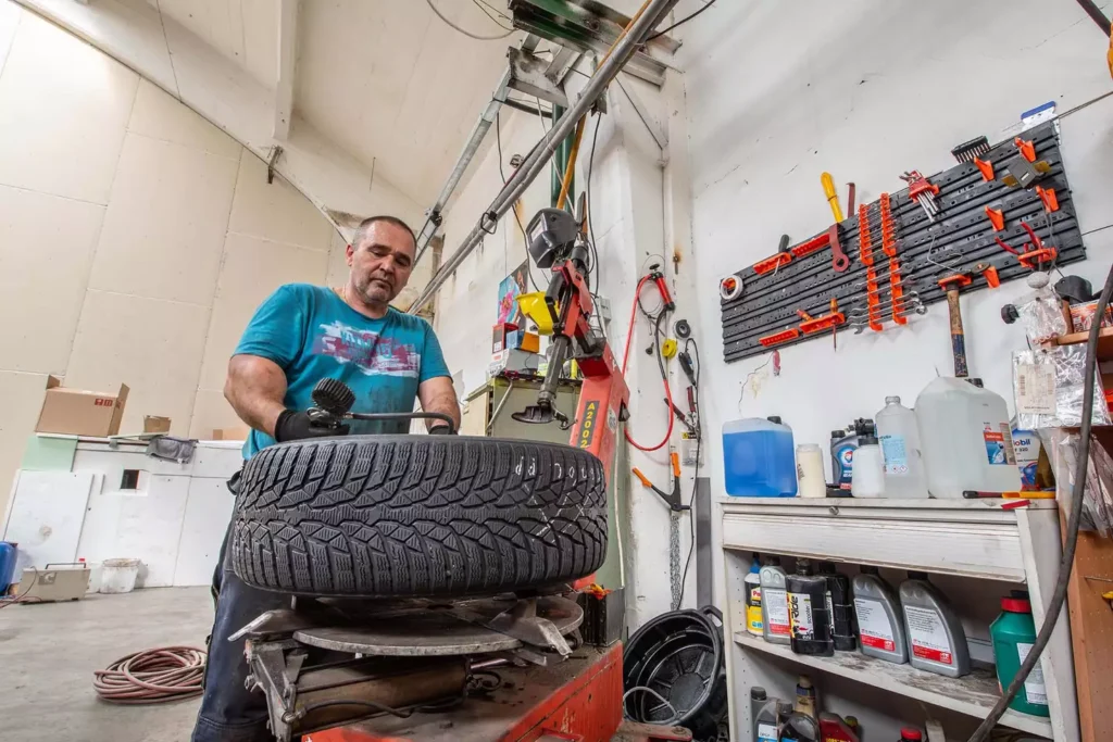 Mechanik AUTOGARNET pri prezúvaní pneumatiky